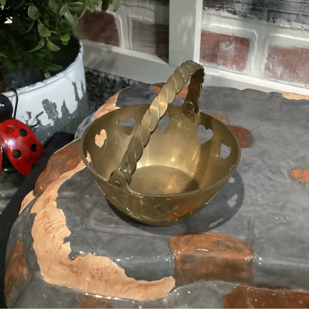 🟡 Vintage - Solid Brass Heart Cutouts Basket with Handle - Very Unique - Picture 3 of 9